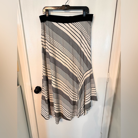 Chico's STRIPE MAXI SKIRT Size 12 (2) Large Black White Textured Hi Low NWT 1711 - Picture 3 of 9